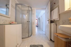 Shower, hair dryer, towels - Seaview Villa Cleopatra - Private Pool & Tennis (Kalamos)