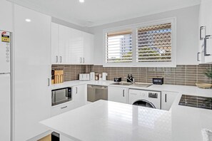 Fridge, microwave, oven, stovetop - Tasman 10: 2 BR, 1 BA Apartment in Forster, Sleeps 6 (Forster)