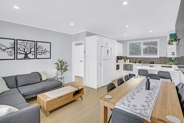 Interior - Tasman 10: 2 BR, 1 BA Apartment in Forster, Sleeps 6 (Forster)