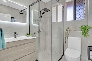Shower, hair dryer, towels - Tasman 10: 2  BR, 1  BA Apartment in Forster, Sleeps 6 (Forster)