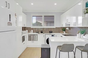 Fridge, microwave, oven, stovetop - Tasman 10: 2 BR, 1 BA Apartment in Forster, Sleeps 6 (Forster)