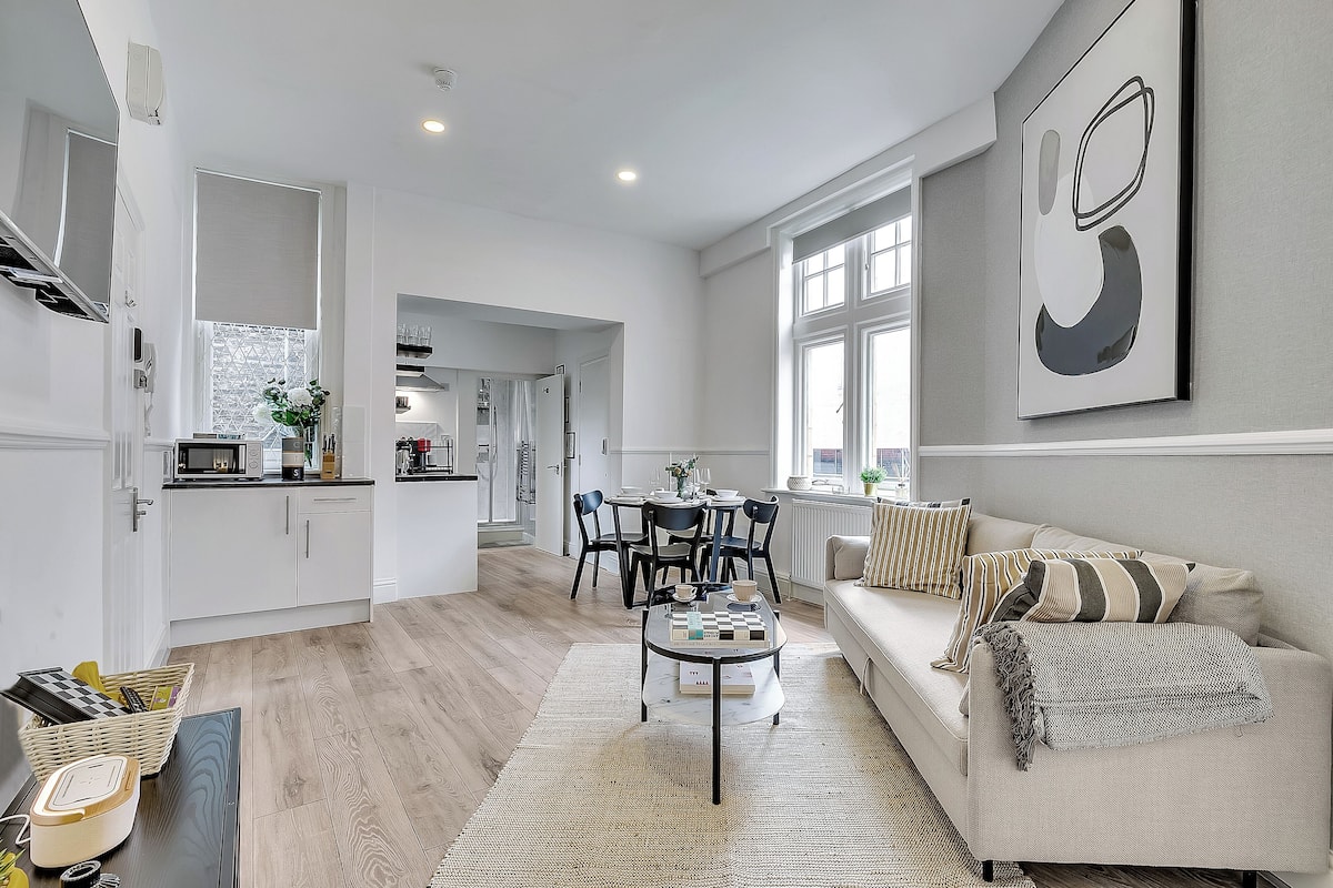 Apartamento, 2 habitaciones, no fumadores, cocina básica | Zona de estar | Televisión de pantalla plana de 50 pulgadas con canales por cable