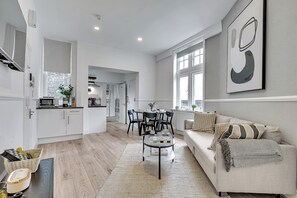 Departamento, 2 habitaciones, para no fumadores, cocineta | Área de sala de estar | Televisión de pantalla plana de 50 pulgadas con canales por cable 