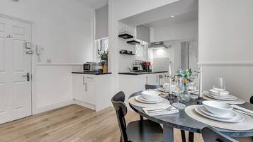 Appartement, 2 slaapkamers, niet-roken, kitchenette | Privékeuken | Een koelkast, een magnetron, een kookplaat, een vaatwasser
