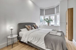 Individually decorated, individually furnished, desk, laptop workspace - Kensington Apartments London (London)