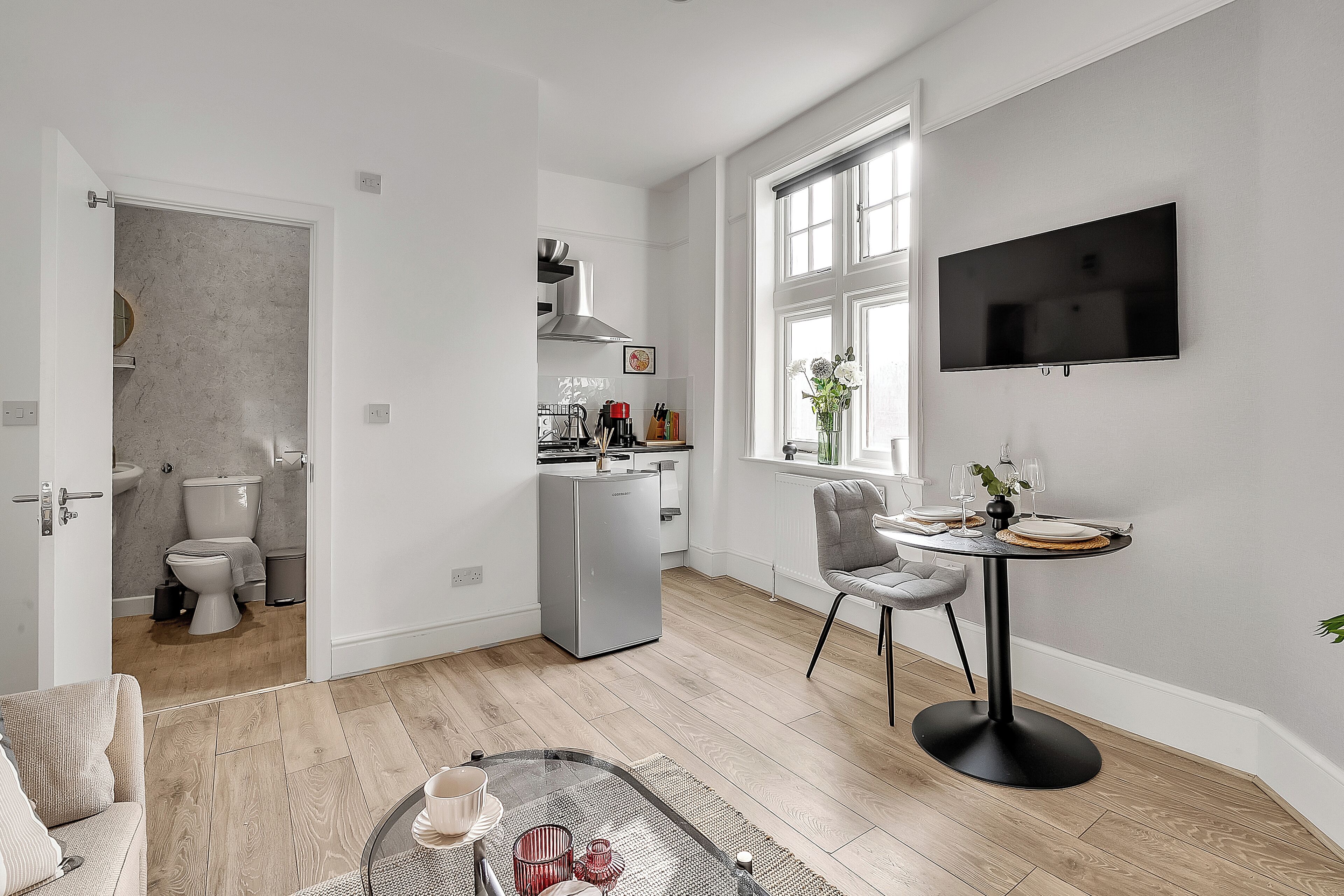 Apartment, 2 Bedrooms, Non Smoking, Kitchenette | Living area | 50-inch flat-screen TV with cable channels