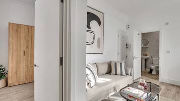 Apartament, 2 dormitoris, no fumadors, cuina bàsica | Sala d'estar | Televisor de pantalla plana de 50 polzades amb canals per cable