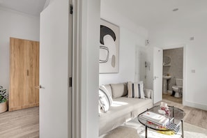 Apartamento, 2 habitaciones, no fumadores, cocina básica | Zona de estar | Televisión de pantalla plana de 50 pulgadas con canales por cable