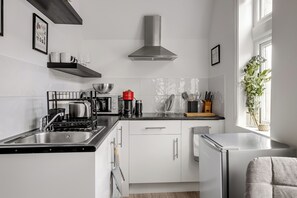 Apartment, 2 Bedrooms, Non Smoking, Kitchenette | Private kitchen | Fridge, microwave, stovetop, dishwasher - Kensington Apartments London (London)
