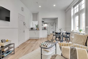 Apartamento, 2 habitaciones, no fumadores, cocina básica | Zona de estar | Televisión de pantalla plana de 50 pulgadas con canales por cable