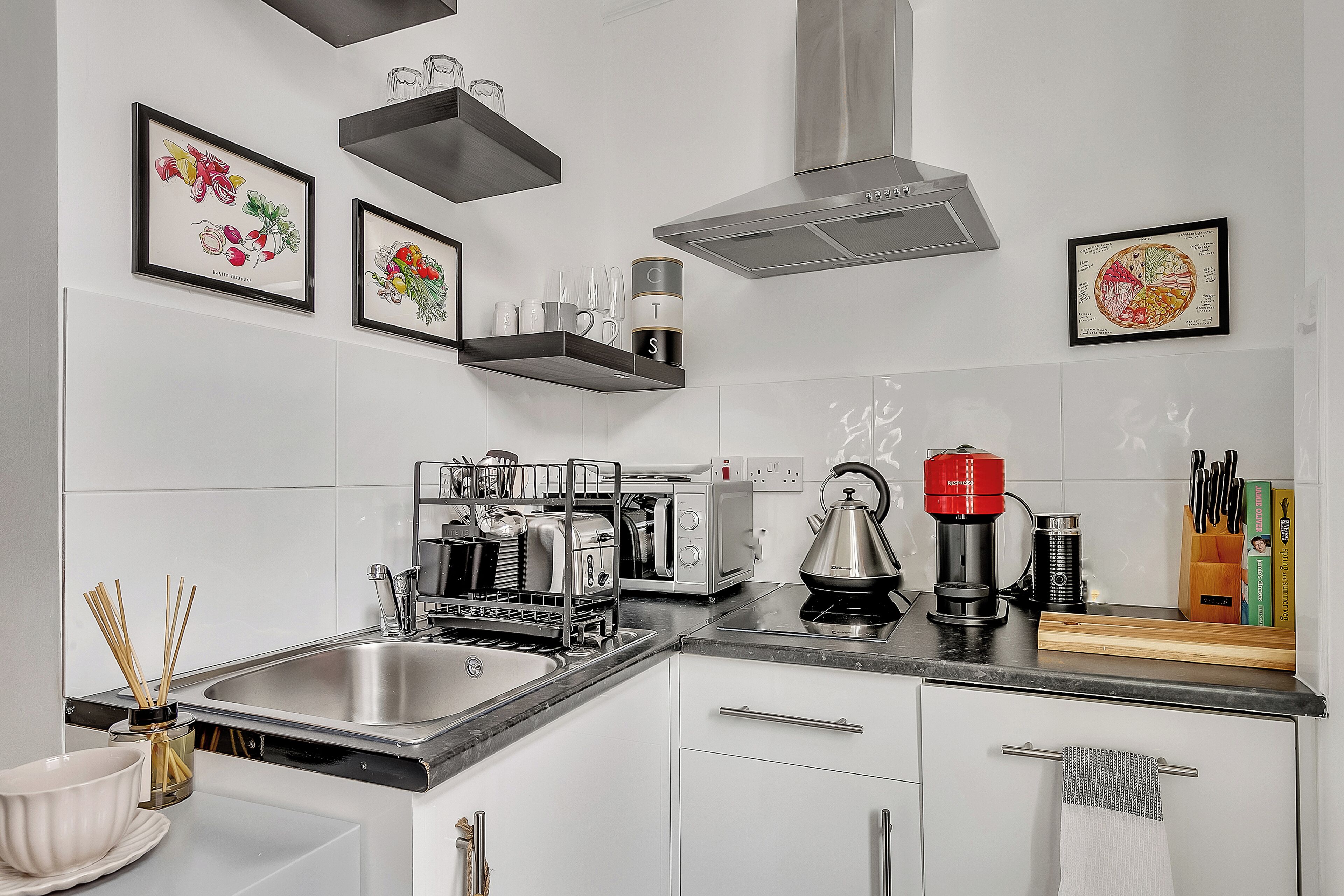 Frigorífic, microones, placa de cuina i rentaplats 