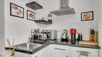 Frigorífic, microones, placa de cuina i rentaplats