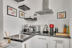 Frigorífico, microondas, placa de cocina y lavavajillas