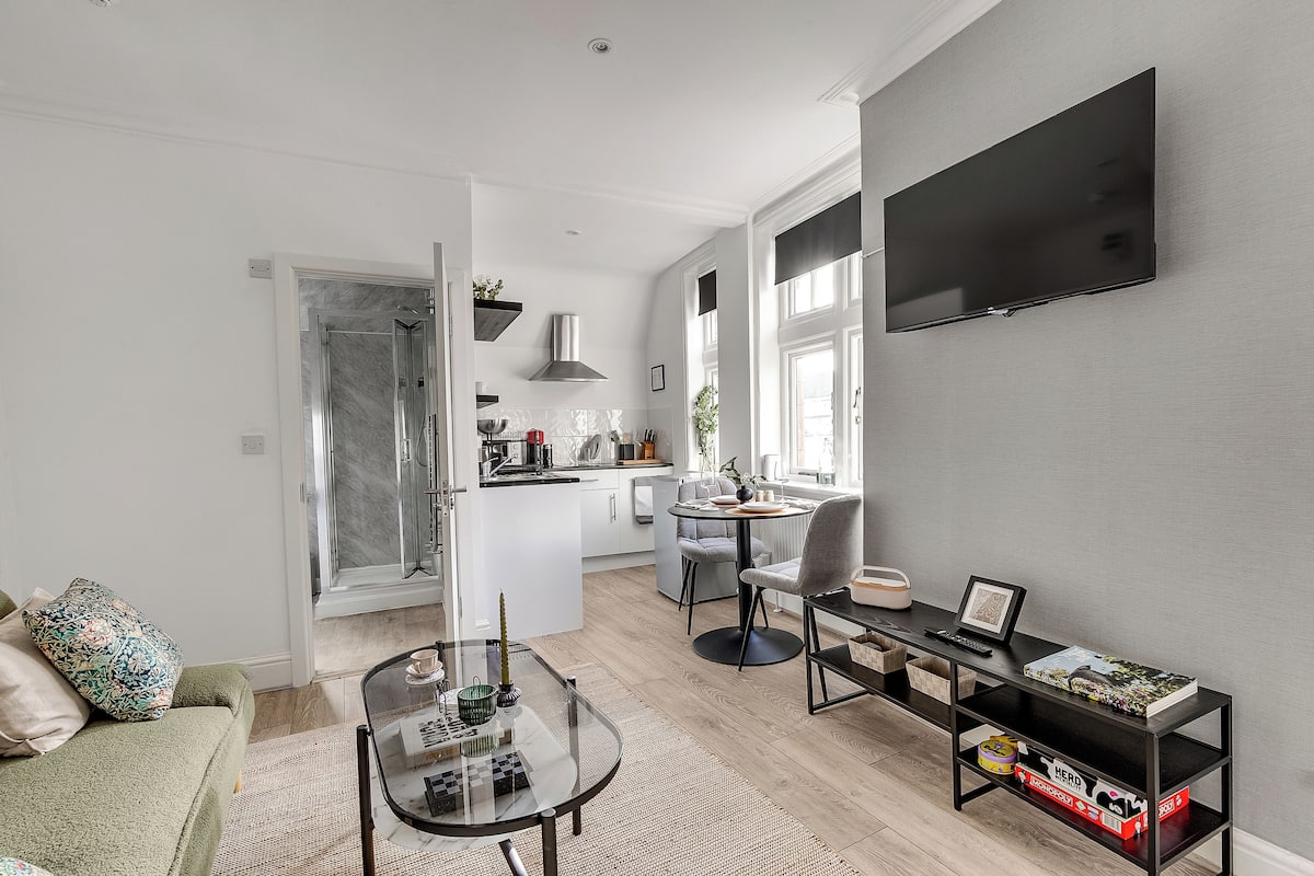 Apartamento, 2 habitaciones, no fumadores, cocina básica | Zona de estar | Televisión de pantalla plana de 50 pulgadas con canales por cable