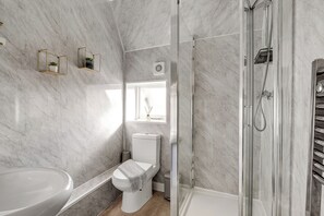 Apartment, 2 Bedrooms, Non Smoking, Kitchenette | Bathroom | Shower, free toiletries, hair dryer, towels - Kensington Apartments London (London)
