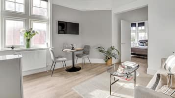 Leilighet, 2 soverom, ikke-røyk, tekjøkken | Oppholdsområde | En 50-tommers Flatskjerm-TV med kabel-kanaler