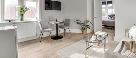 Appartement, 2 slaapkamers, niet-roken, kitchenette | Woonruimte | Een 50-inch flatscreentelevisie met kabelzenders