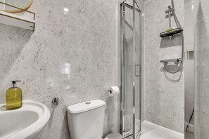 Apartment, 2 Bedrooms, Non Smoking, Kitchenette | Bathroom | Shower, free toiletries, hair dryer, towels - Kensington Apartments London (London)