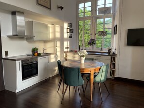 Een koelkast, een oven, een kookplaat, een vaatwasser