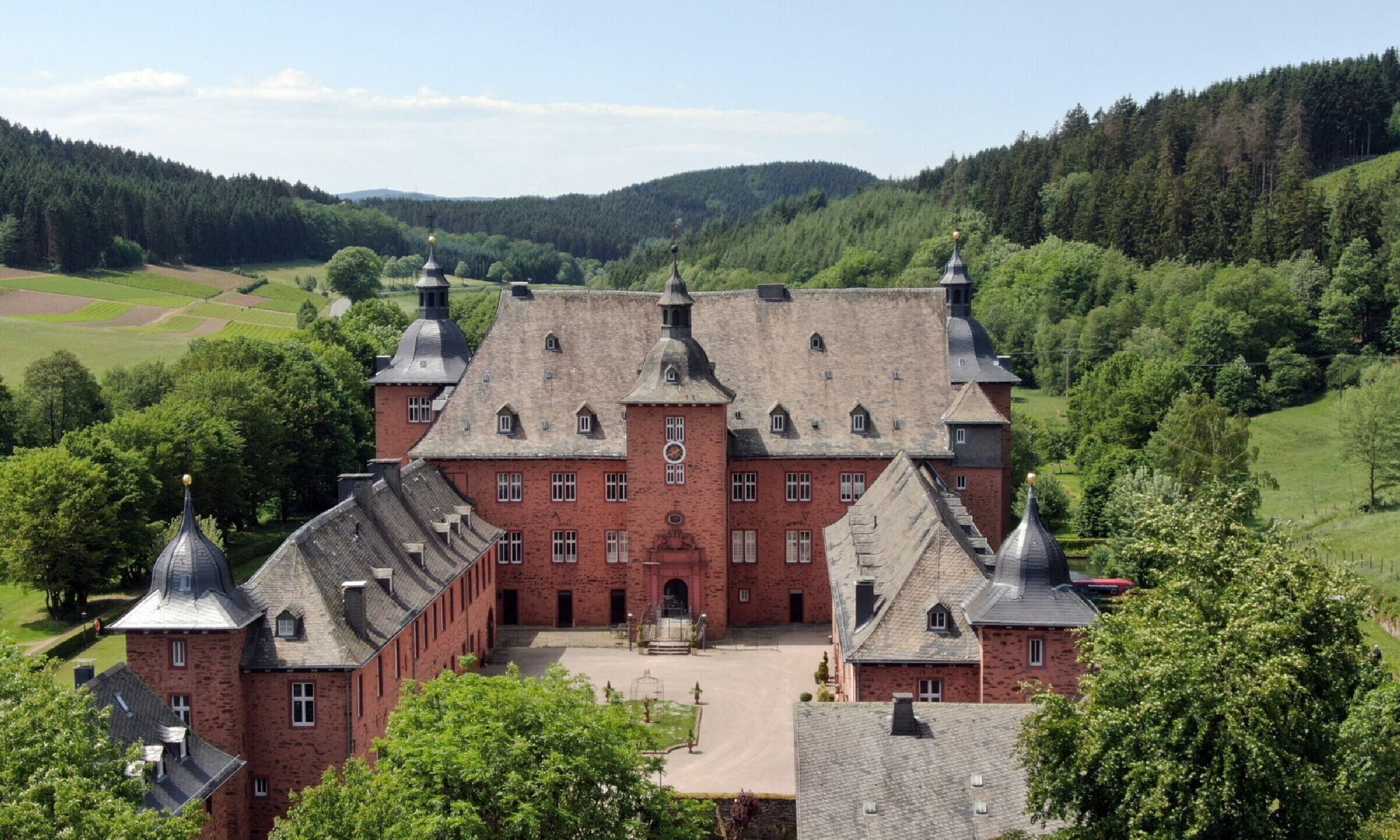 Un grand bâtiment historique doté de nombreuses tours et d’une cour intérieure.
