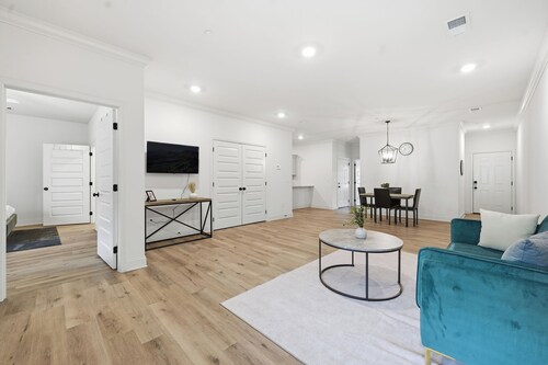 Chic 2BR/2BA Home · Great Location