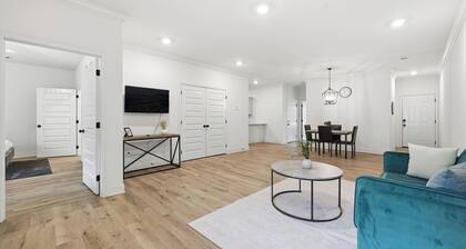 Chic 2BR/2BA Home · Great Location