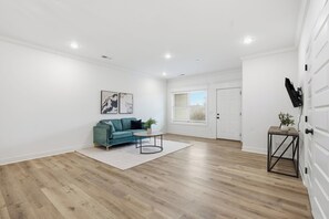 TV, offices - Relaxing 2BR/2BA Space · Modern Comfort (Madison)