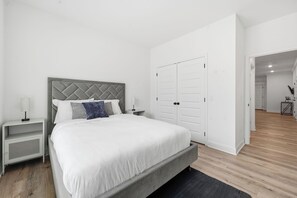 Desk, iron/ironing board, travel cot, free WiFi - Relaxing 2BR/2BA Space · Modern Comfort (Madison)