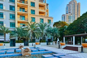 Property grounds - Luxe 1-BR w/ Pool Sunset Balcony View in The Greens (Dubai)