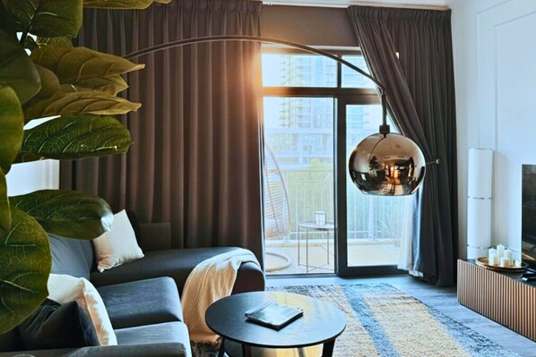 Living area - Luxe 1-BR w/ Pool Sunset Balcony View in The Greens (Dubai)