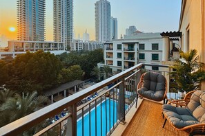 Property grounds - Luxe 1-BR w/ Pool Sunset Balcony View in The Greens (Dubai)