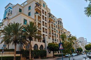 Exterior - Luxe 1-BR w/ Pool Sunset Balcony View in The Greens (Dubai)