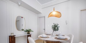 Dining - LUX The Modern Marina Suite (Dubai)