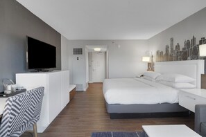 Room - World of Blue: Beautiful King Hotel Room (East Rutherford)