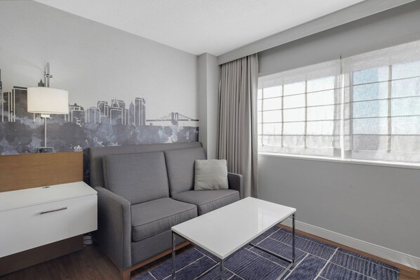 Living area - World of Blue: Beautiful King Hotel Room (East Rutherford)