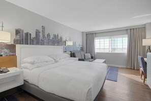 Iron/ironing board, free WiFi, bed sheets - World of Blue: Beautiful King Hotel Room (East Rutherford)