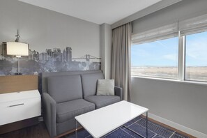 Living area - World of Blue: Beautiful King Hotel Room (East Rutherford)