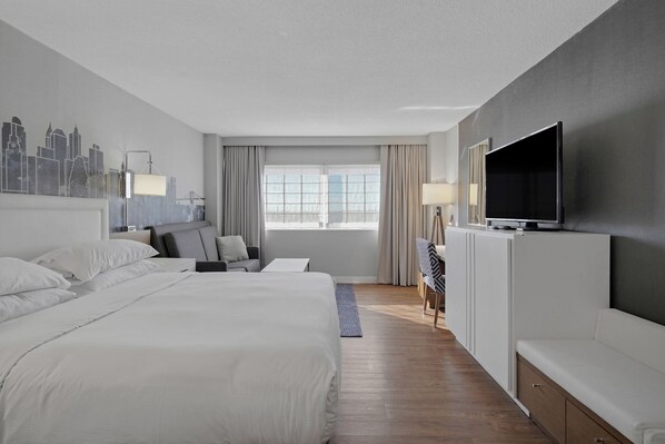 Room - World of Blue: Beautiful King Hotel Room (East Rutherford)