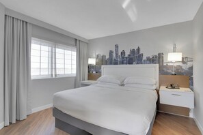 Room - World of Blue: Beautiful King Hotel Room (East Rutherford)