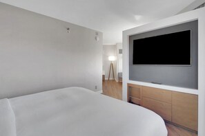 Room - World of Blue: Beautiful King Hotel Room (East Rutherford)