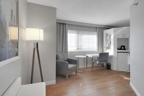 Living area - World of Blue: Beautiful King Hotel Room (East Rutherford)