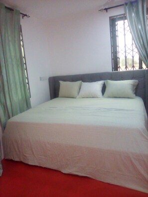 Desk, laptop workspace, free WiFi - Regal Royal Suites (Accra)