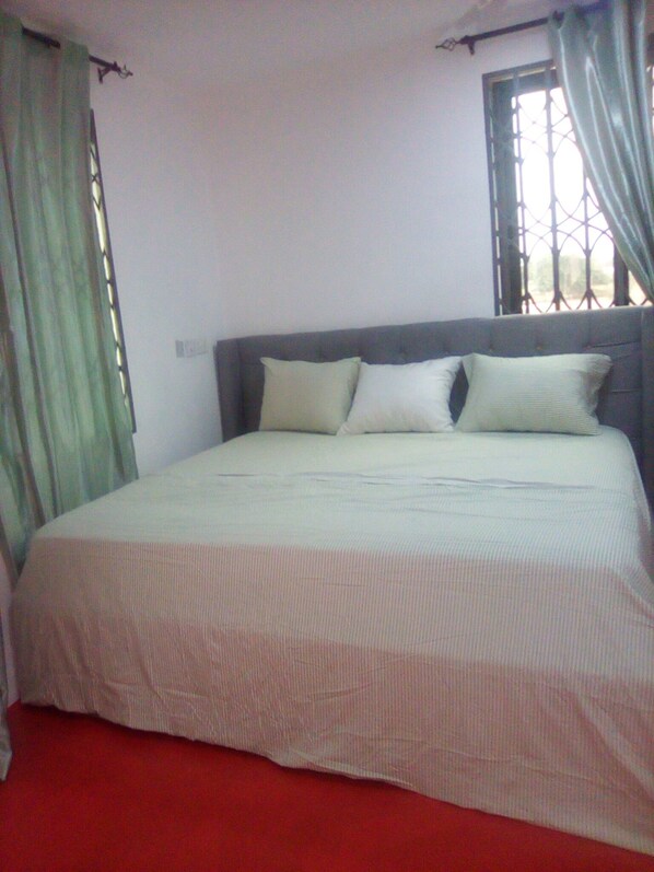 办公桌、笔记本电脑工作区、免费 WiFi