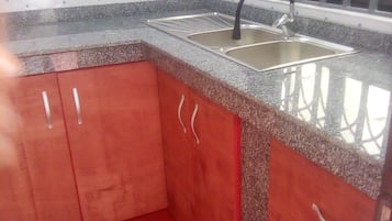 Doppelzimmer | Frühstücksbereich | Tägliches inbegriffenes kontinentales Frühstück