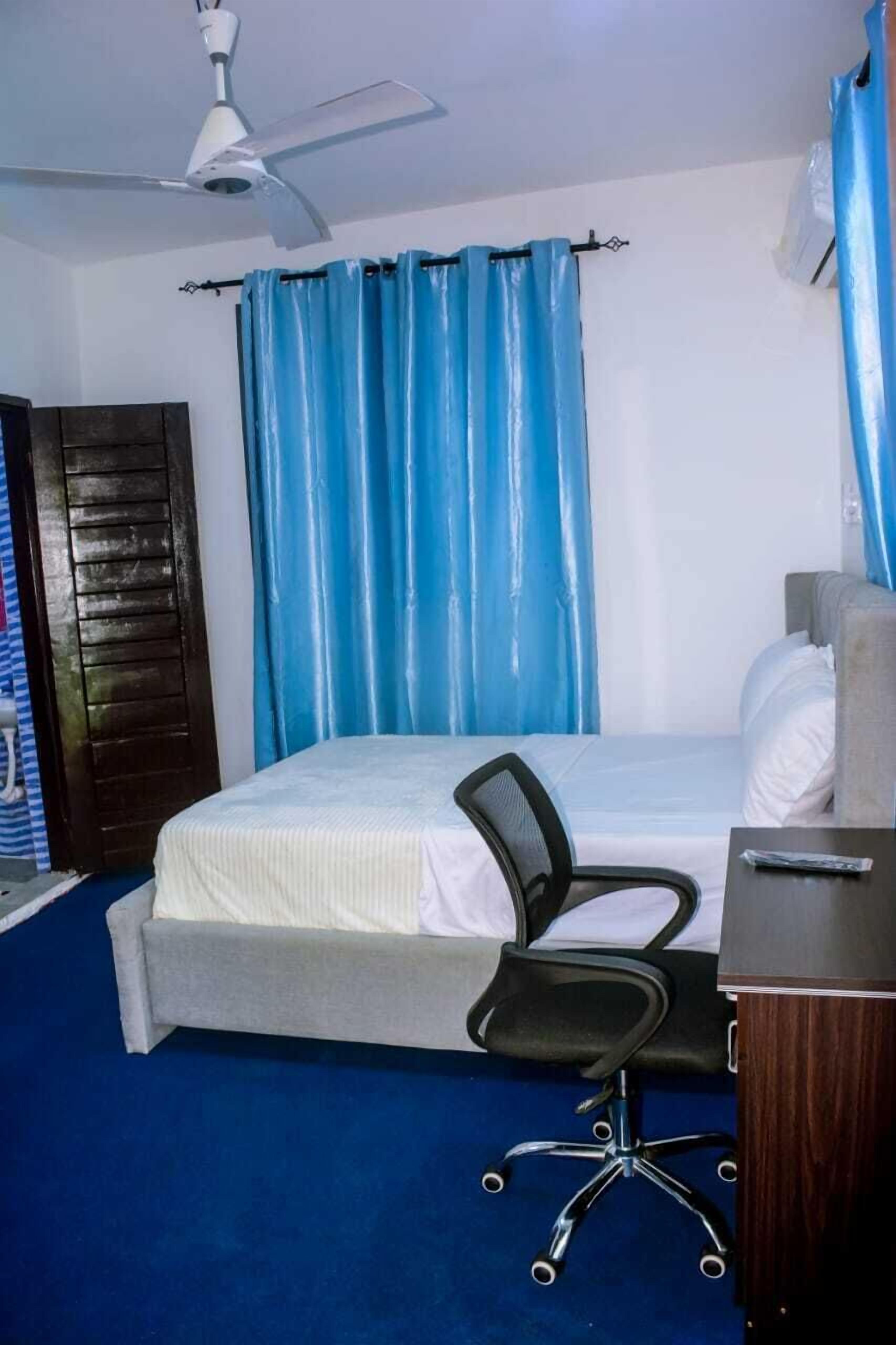 Double Room | Premium bedding, down duvets, pillow-top beds, desk