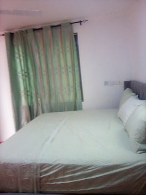 Desk, free WiFi - Regal Royal Suites (Accra)