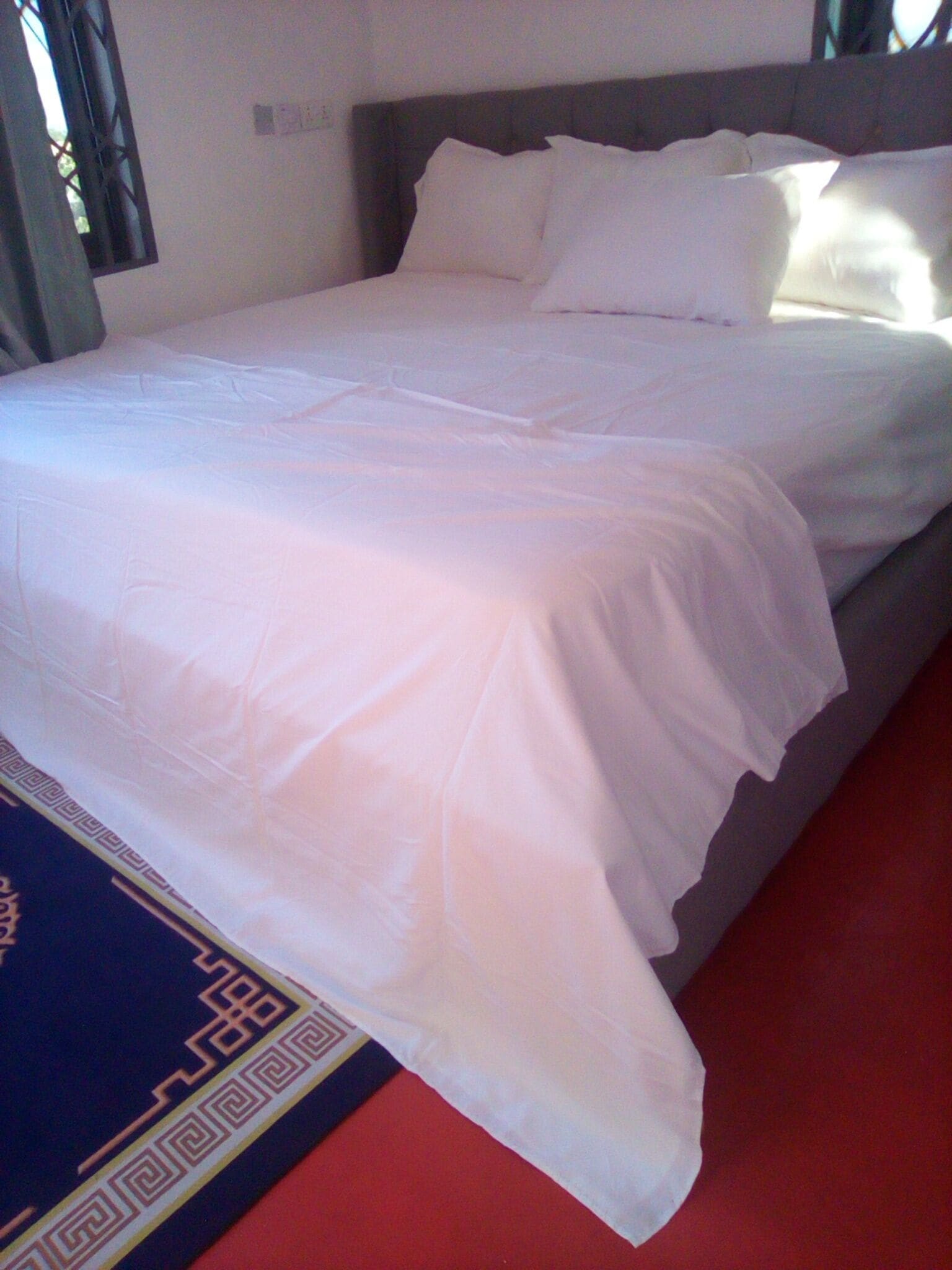 Bureau, espace de travail pour ordinateur portable, Wi-Fi gratuit