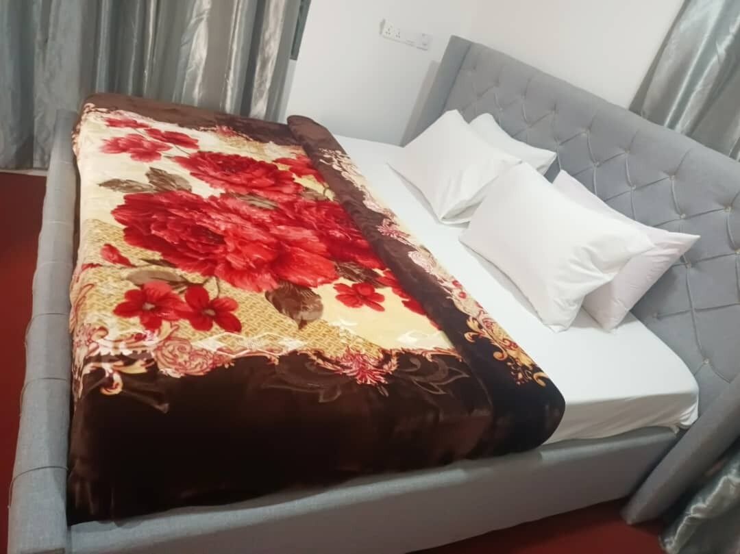 Skrivebord, skrivebord for bærbar PC og wi-fi (inkludert)