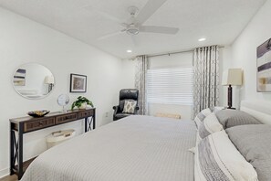 Apartment (1 Bedroom) | Interior - Mtn-view Balcony: Condo 6 Mi to Dtwn Phoenix (Phoenix)