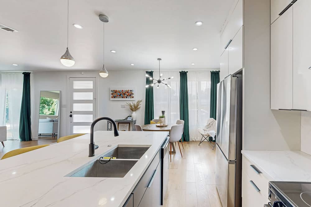 Modern Dallas Retreat 5 Mi to Dtwn: Pets Welcome - Dallas, TX